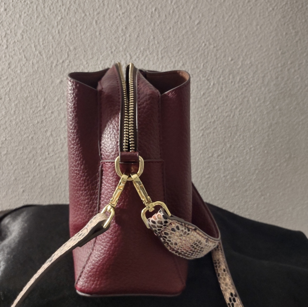 Women's Handbag - Picture 2 of 4